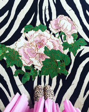 Load image into Gallery viewer, Hand-Tufted Zebra Floral Designer Rug - 6&#39; x 9&#39; (New Zealand Wool, Viscose)
